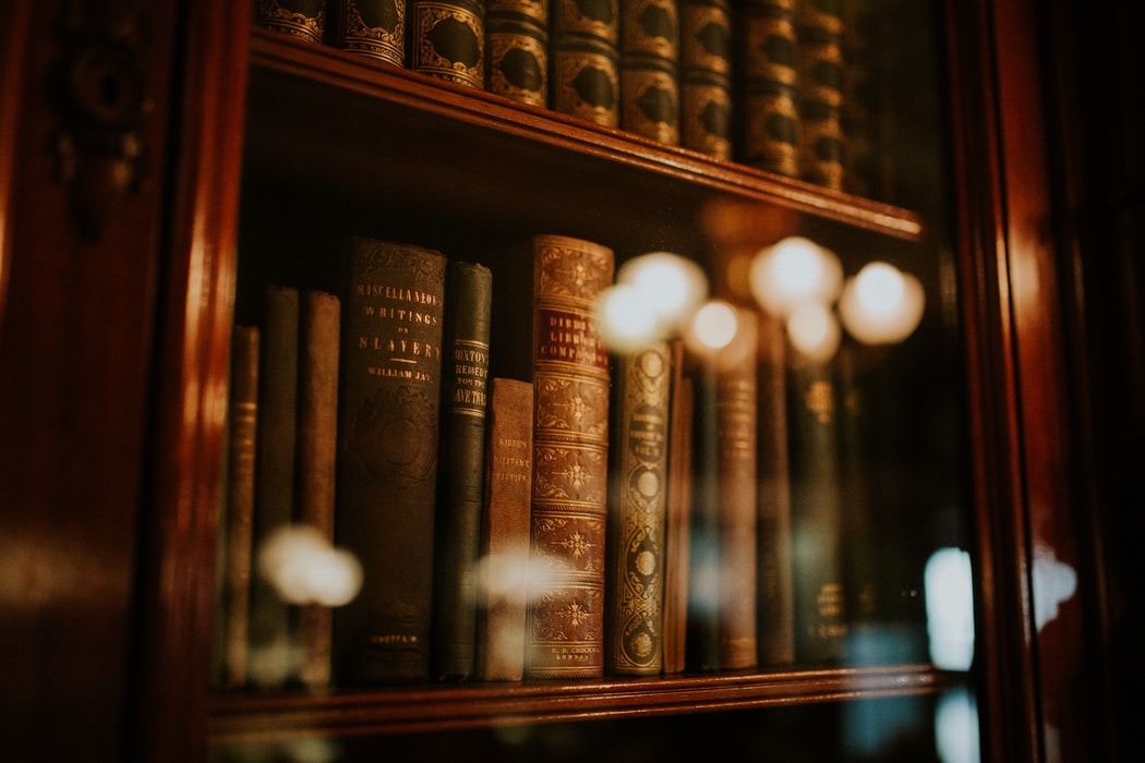 Kies een mooie boekenkast in combinatie met een leuke eettafel