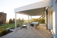 Is een lamellen overkapping slimmer dan een pergola?